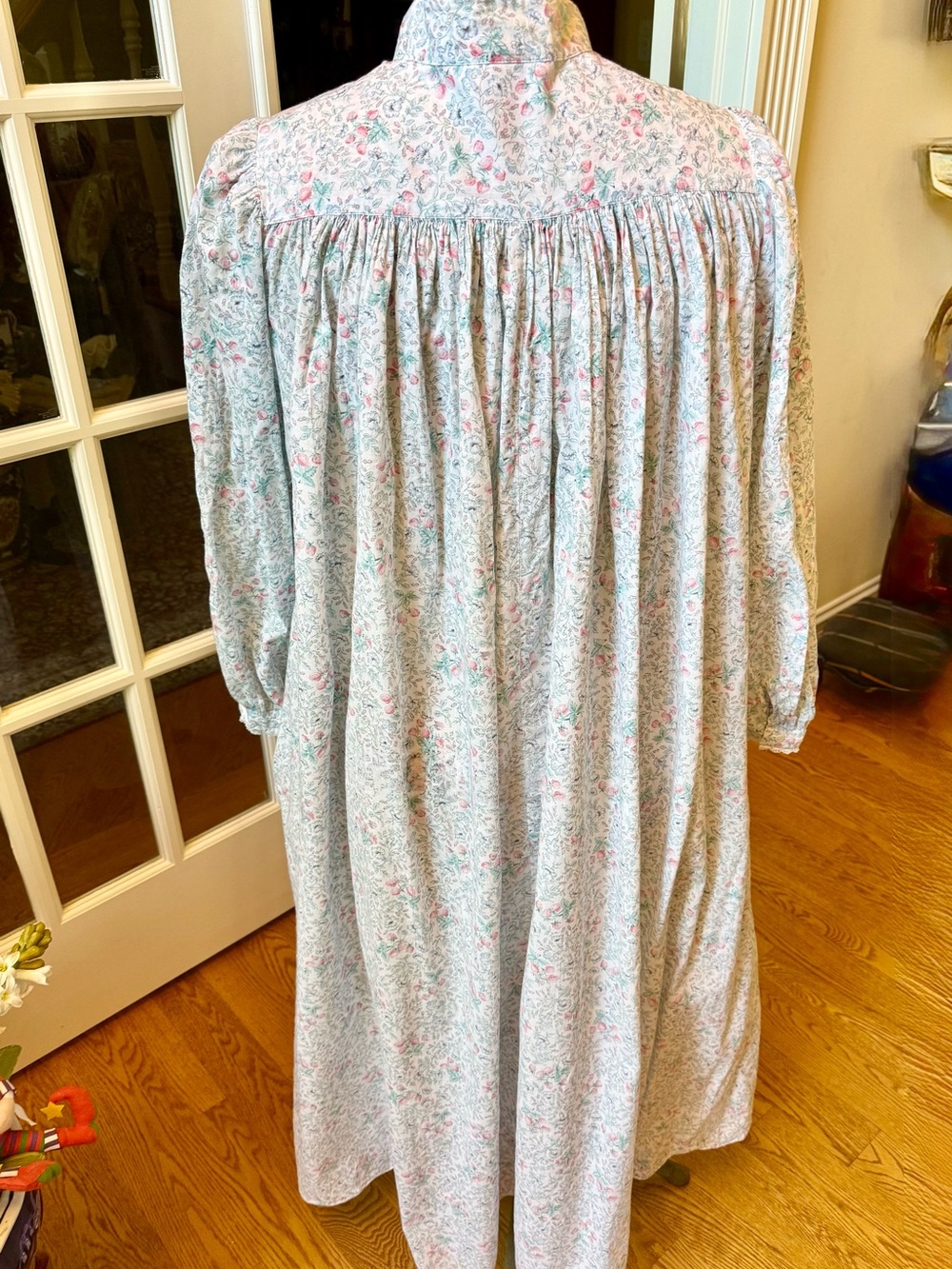 Vintage Eileen West Floral Button-Front Cotton Nightgown in Soft Pastel - Picture 2 of 8